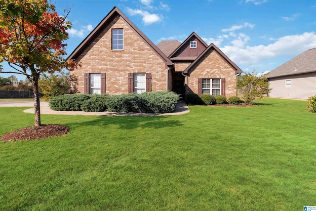 view of front facade featuring a front lawn