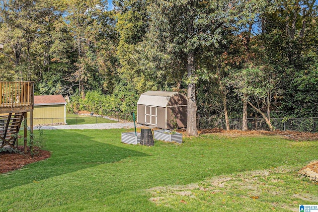 view of yard featuring a storage shed