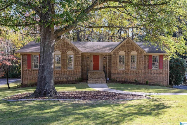 view of front of house with a front lawn