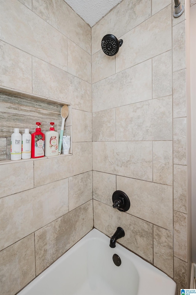 bathroom with tiled shower / bath