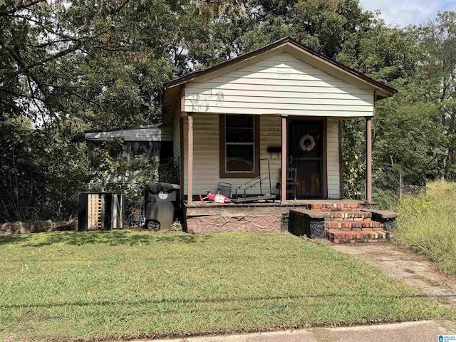 view of front of property featuring a front yard