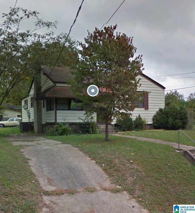 view of front of home with a front yard