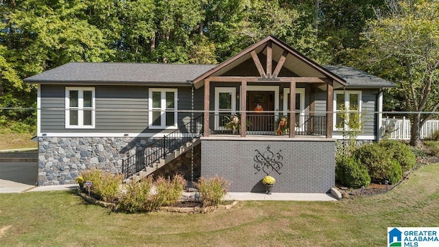 view of front of property with a front lawn