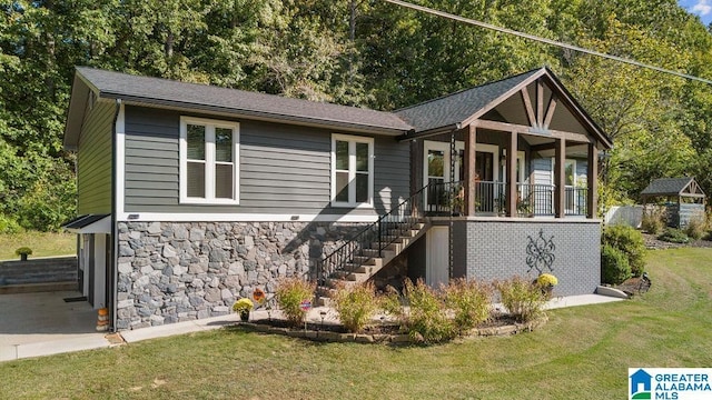 ranch-style house featuring a front lawn and a porch