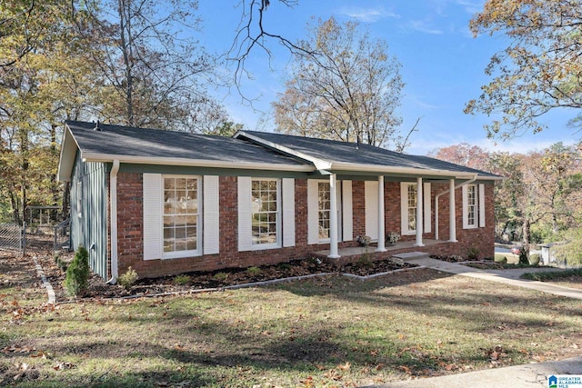 view of front of home featuring a front yard