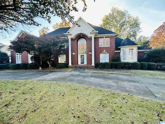 view of front of house featuring a front lawn