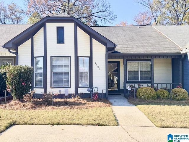 view of front of house with a front yard