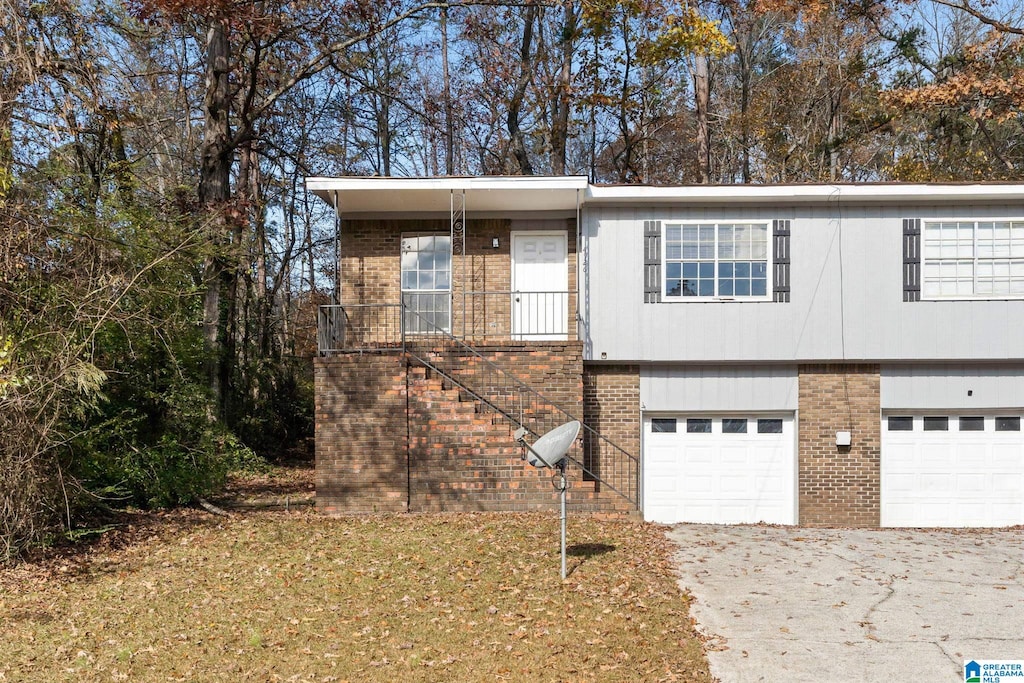 view of front facade featuring a garage