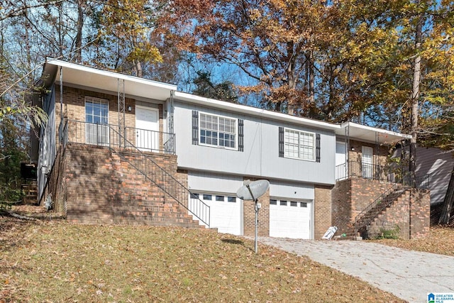 view of front facade featuring a front lawn and a garage