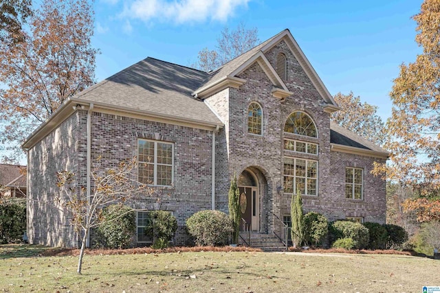 view of front facade with a front lawn