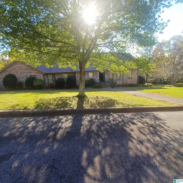 single story home with a front yard