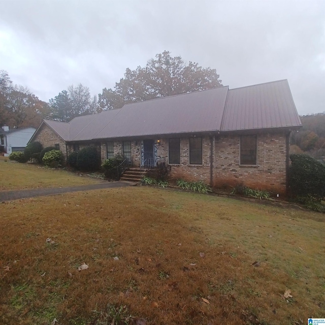 single story home featuring a front yard