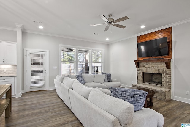 living area with baseboards, visible vents, wood finished floors, and ornamental molding