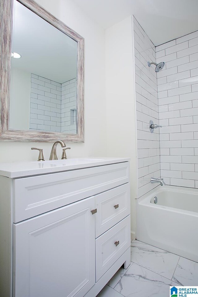 bathroom with vanity and tiled shower / bath