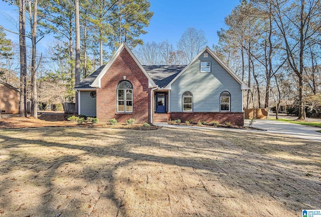 view of front of house featuring a front lawn