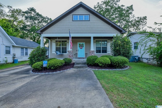 view of front of property featuring covered porch and a front yard