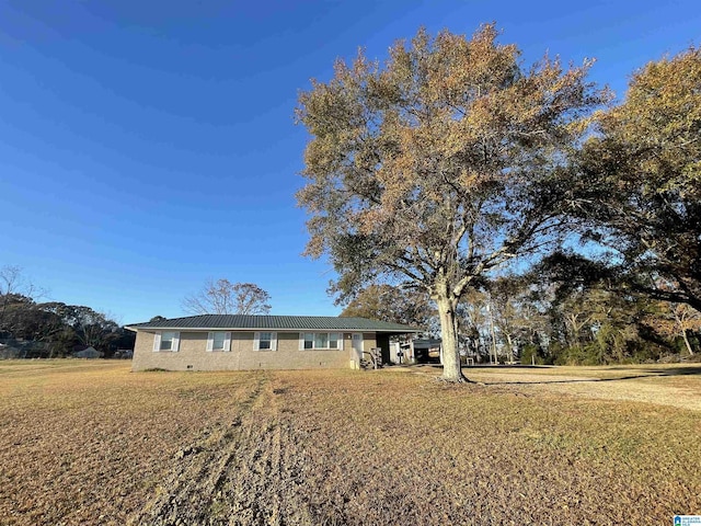 ranch-style house featuring a front yard