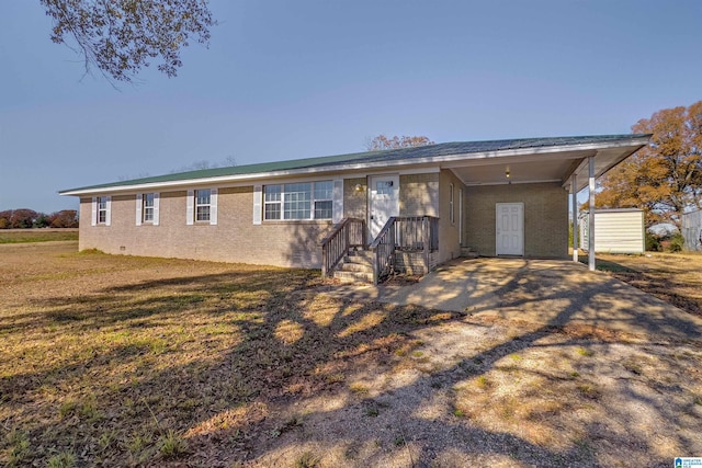 single story home featuring a front lawn