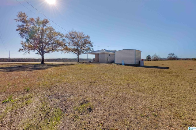 view of yard featuring a rural view