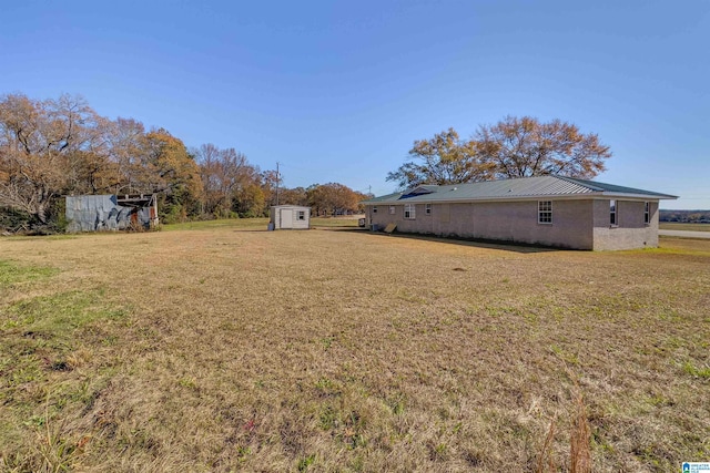 view of yard with a storage unit