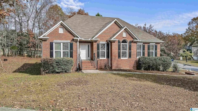 view of front of home featuring a front lawn