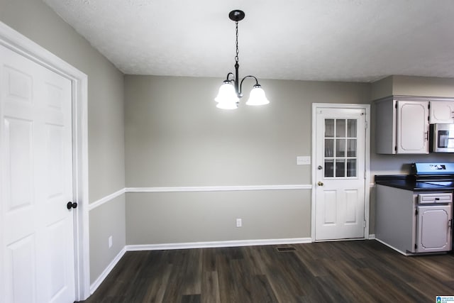 kitchen featuring a textured ceiling, pendant lighting, a chandelier, white stove, and dark hardwood / wood-style floors