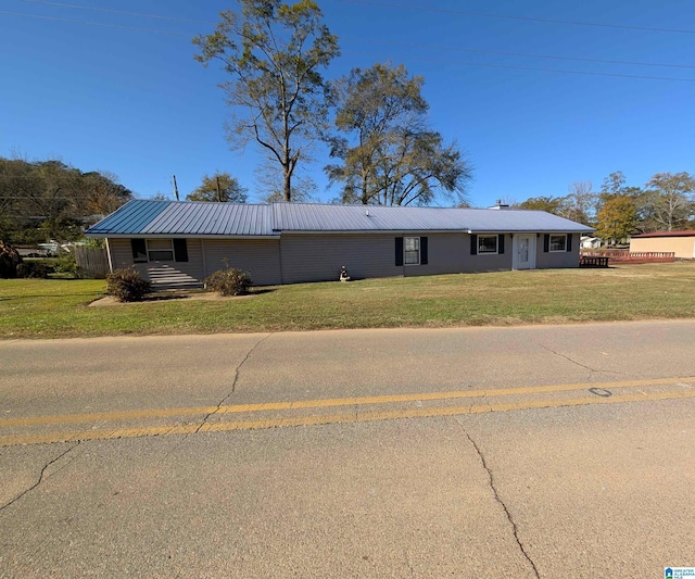 single story home featuring a front yard