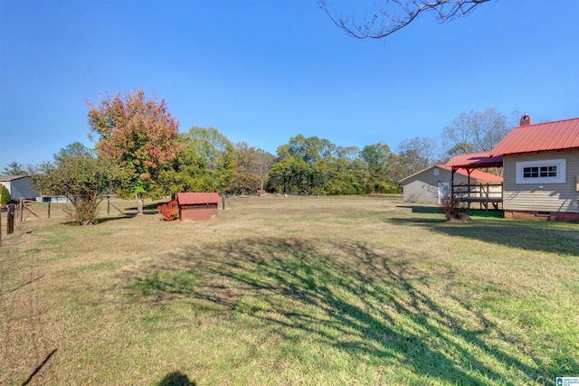 view of yard featuring an outbuilding