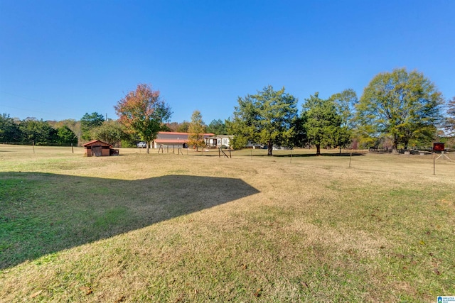 view of yard featuring a rural view