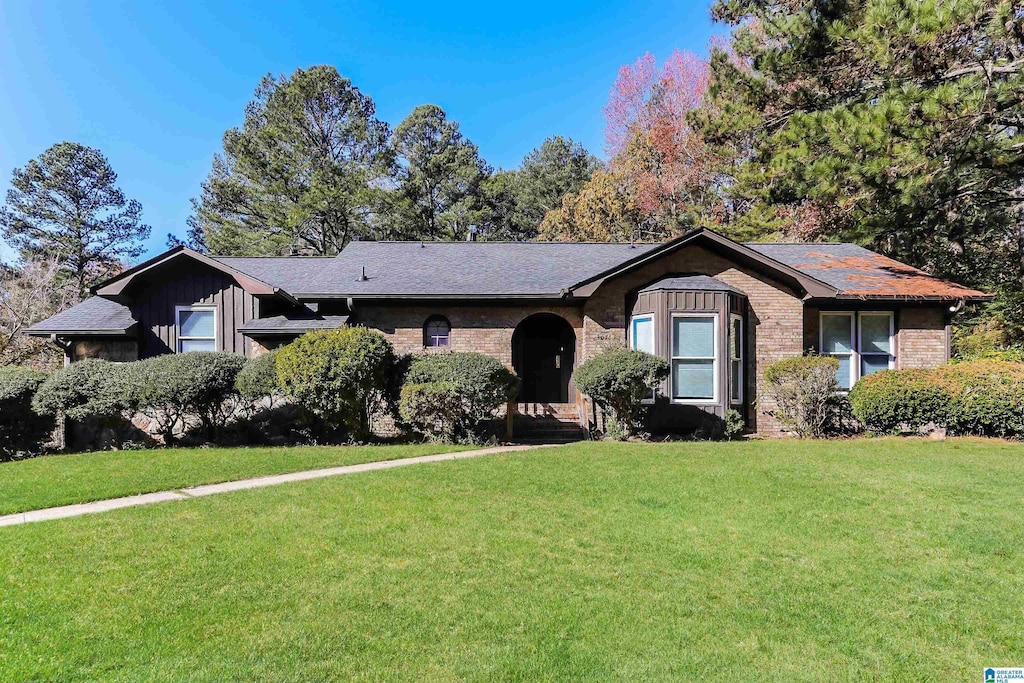 ranch-style home with a front lawn