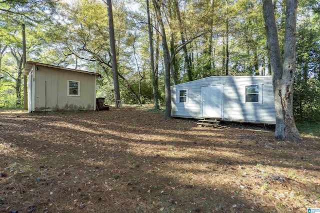 view of yard featuring a shed