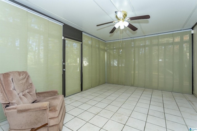 sunroom with ceiling fan