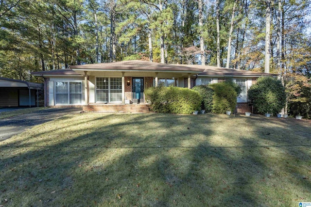 ranch-style house featuring a front lawn