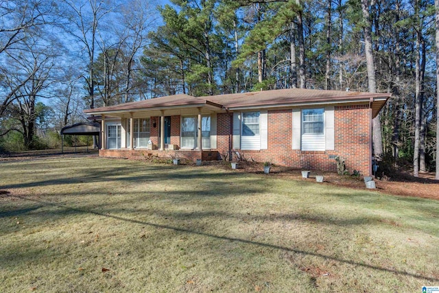 view of front of house featuring a carport and a front yard