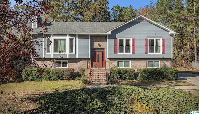 split foyer home with a front yard