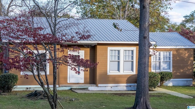 view of front of house featuring a front yard