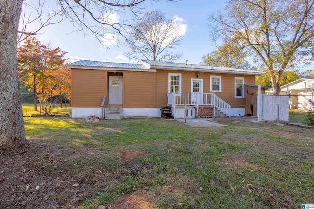 view of front of house featuring a front lawn