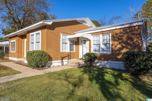 view of front of property featuring a front yard