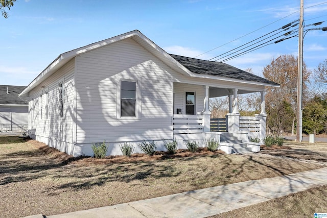 view of front facade with covered porch and a front yard