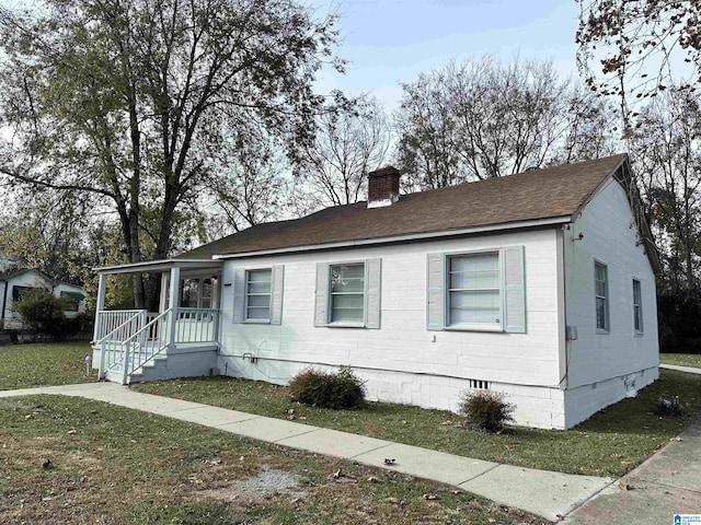 view of front of property with a front yard