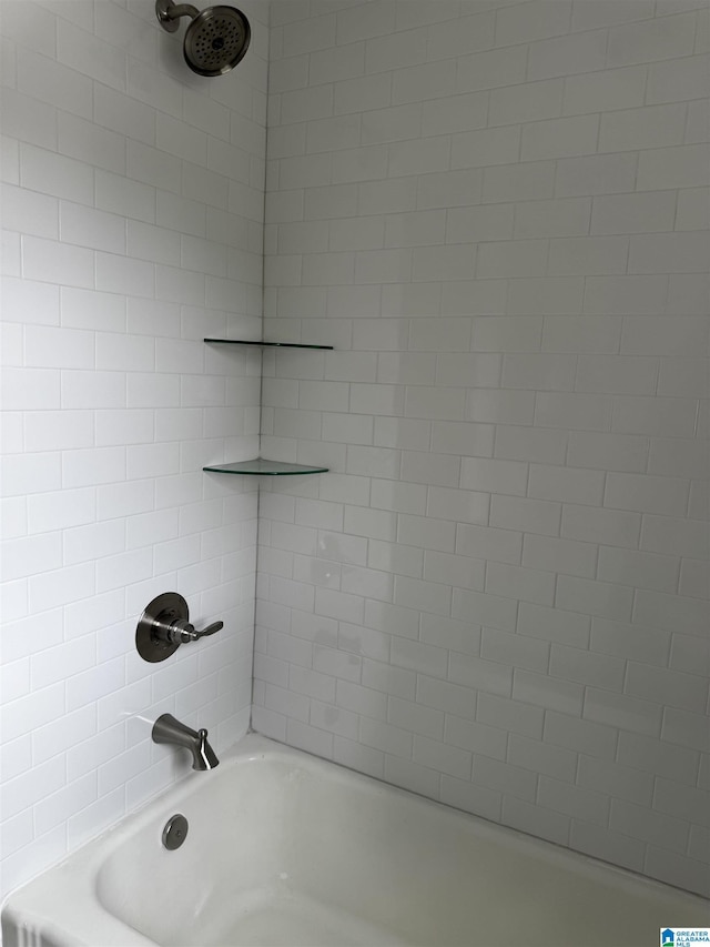 bathroom featuring tiled shower / bath combo