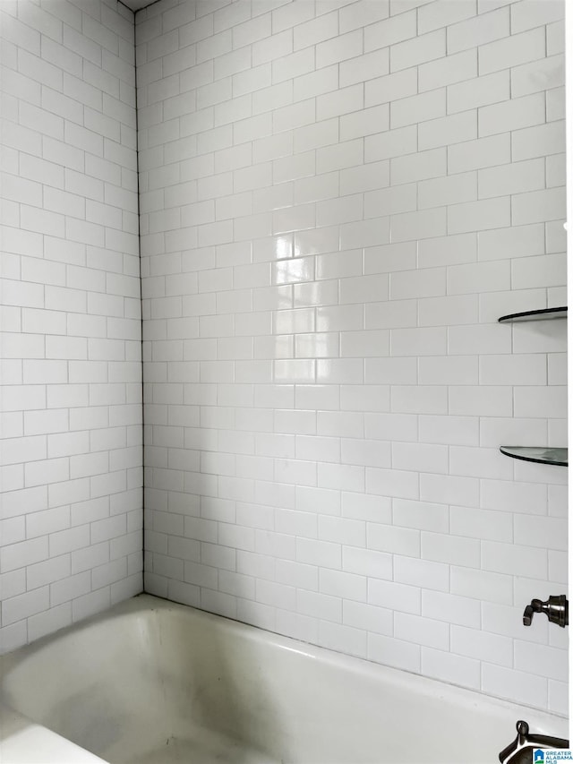 bathroom with tiled shower / bath combo