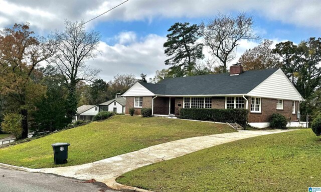 single story home featuring a front yard