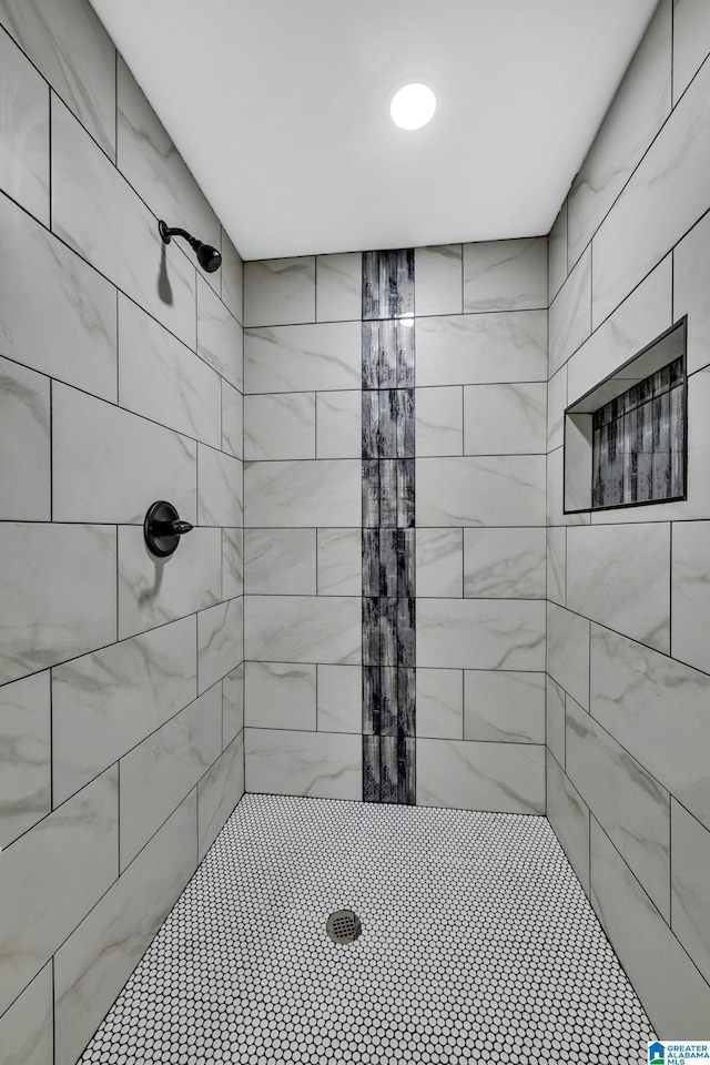 bathroom featuring a tile shower