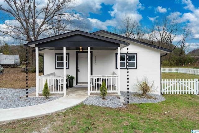 view of front facade featuring covered porch and a front lawn