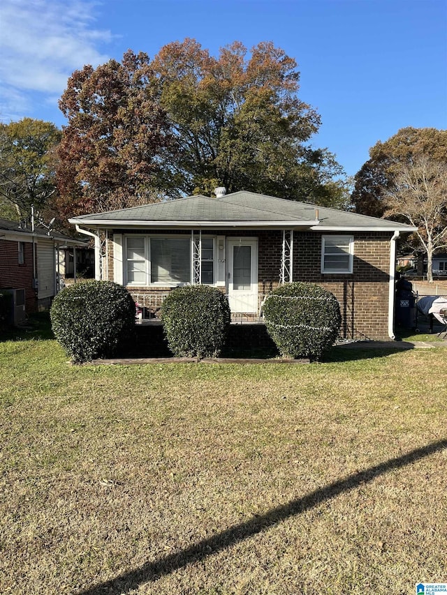 view of front facade featuring a front yard and central AC unit