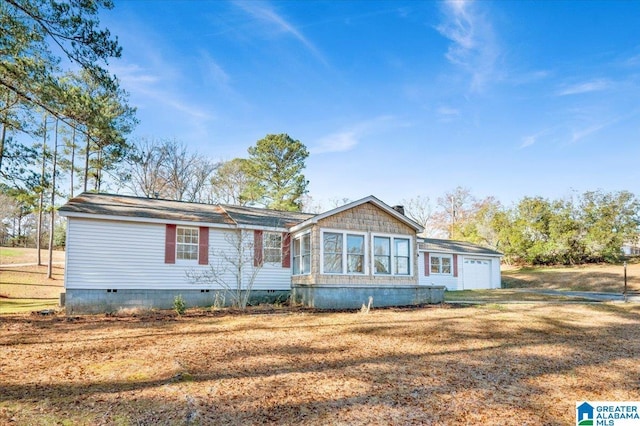 view of front of property featuring a front lawn and a garage