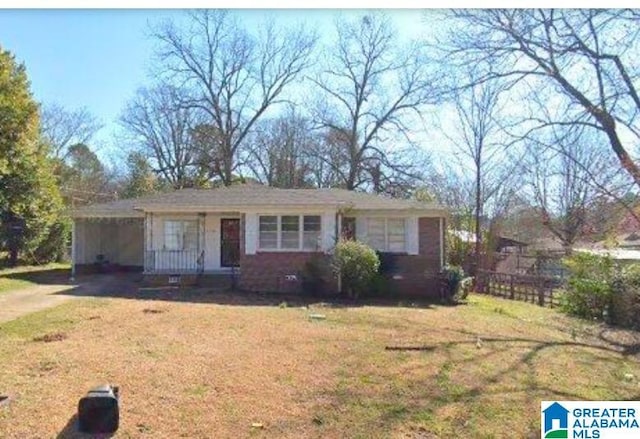 view of front of home featuring a front yard and a carport