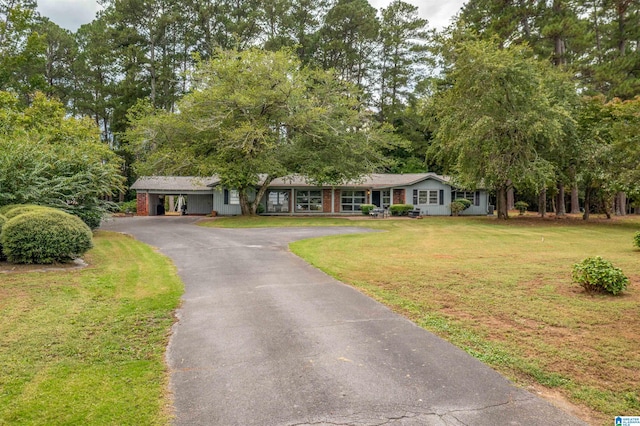 ranch-style house featuring a front yard