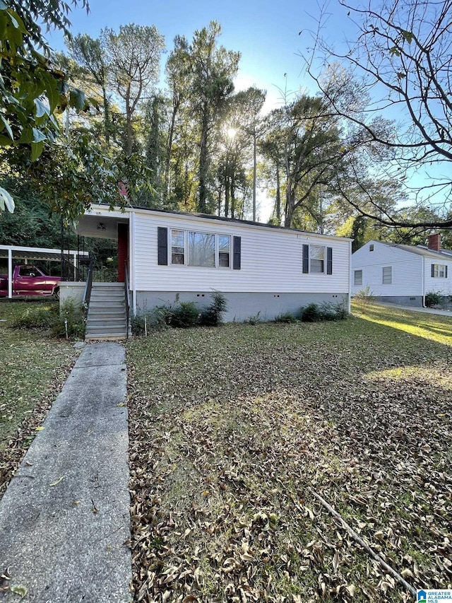 manufactured / mobile home featuring a front lawn